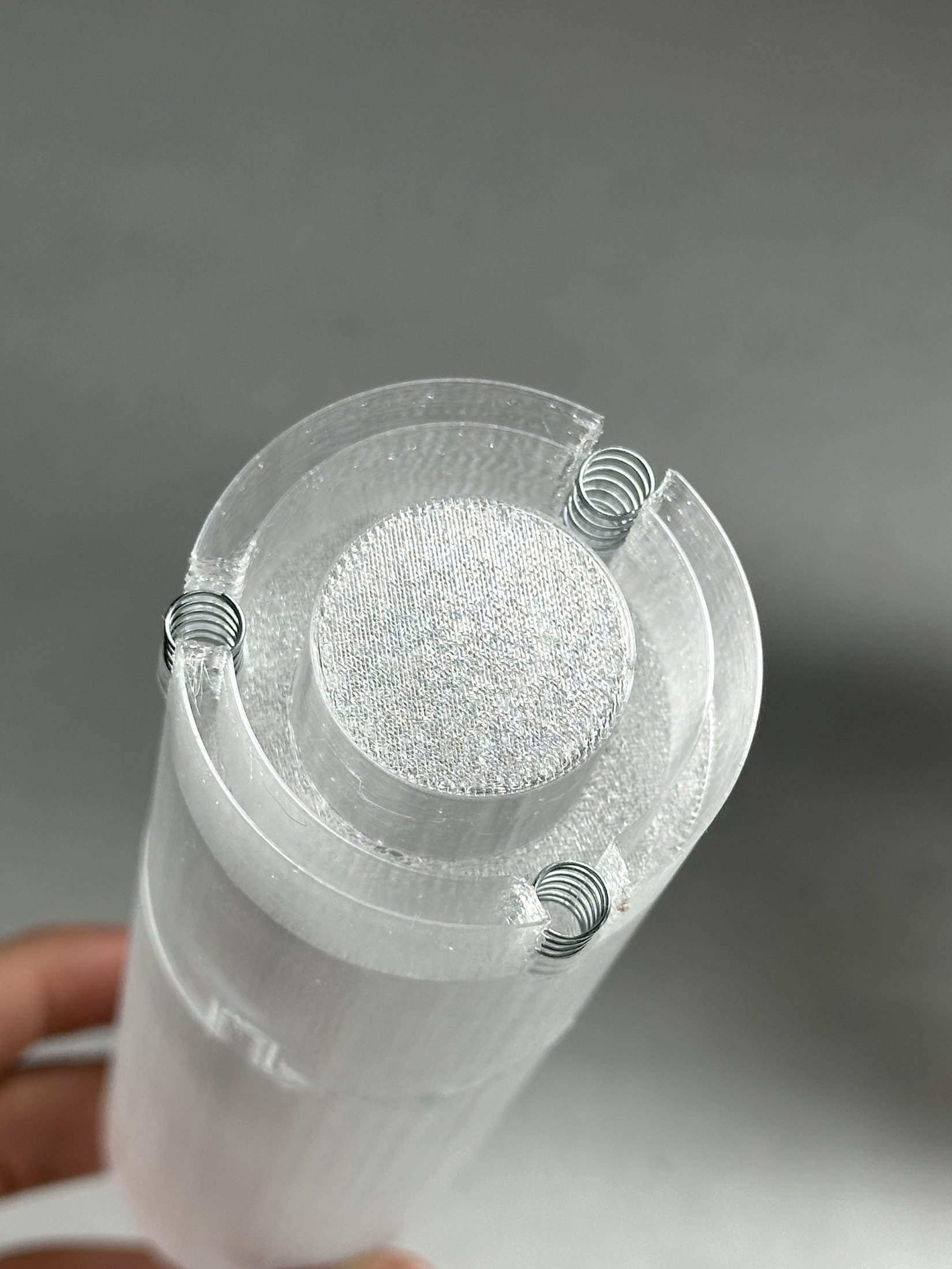 Close view of the spring-supported top push interface