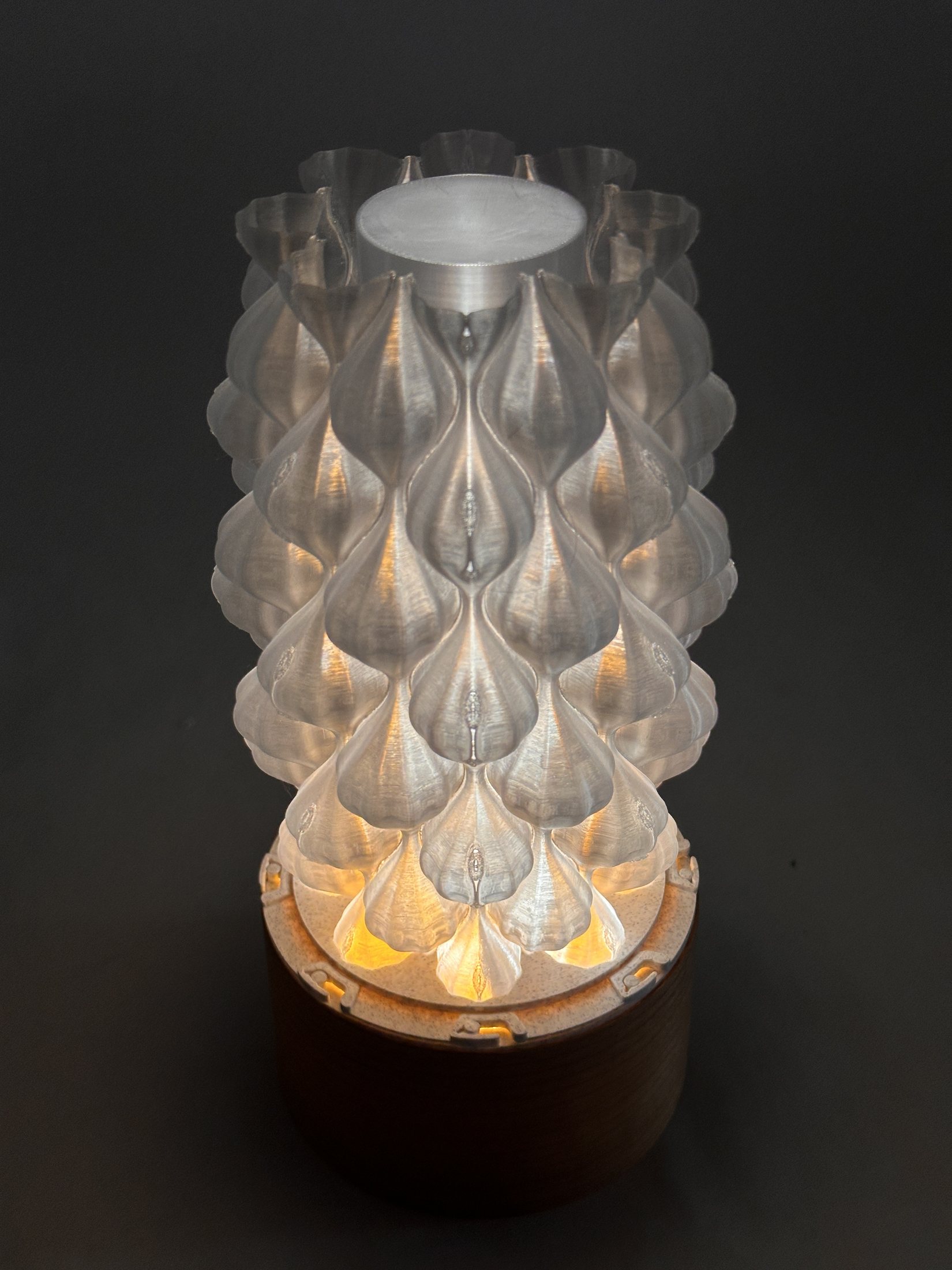 Neuraé Lueur Lamp illuminated with a warm amber light